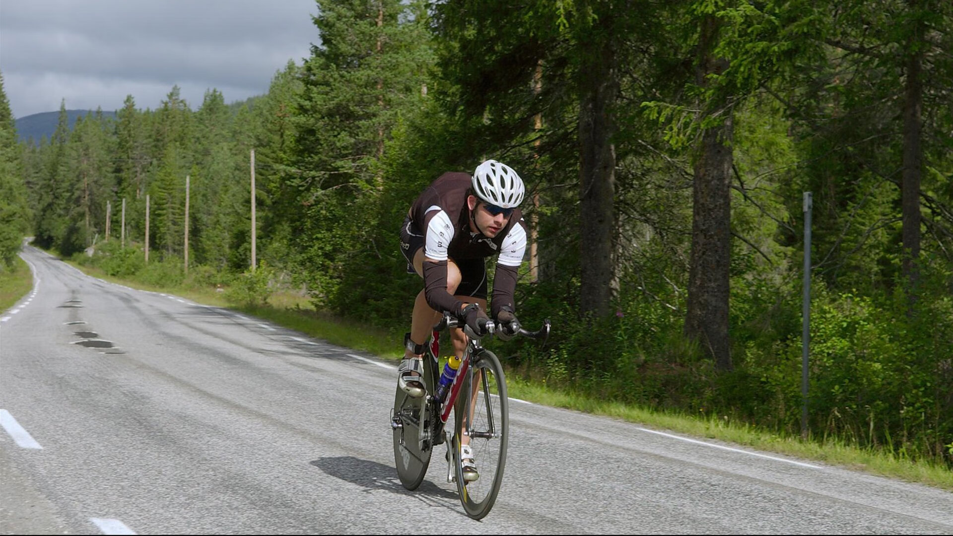 瑞士队中场贝尔特拉在巴黎奥运会上展现出强大的进攻组织能力，瑞士贝塞尔